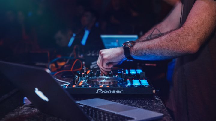 Lej en DJ til din firmafest