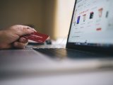 Person køber ting på nettet med sit kreditkort